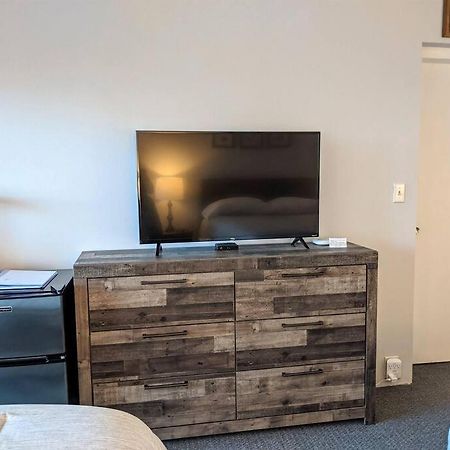 Cute Lower Level Cedar Lodge Room With Balcony & Lake Views! Laconia Exterior photo