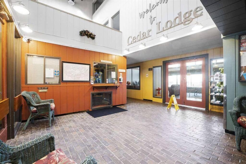 Cute Lower Level Cedar Lodge Room With Balcony & Lake Views! Laconia Exterior photo