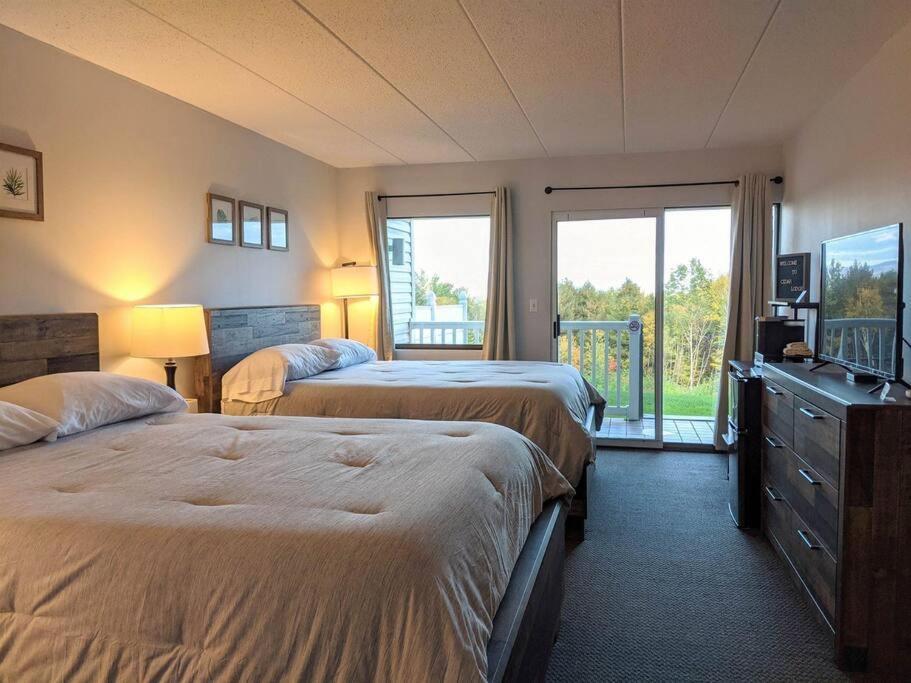 Cute Lower Level Cedar Lodge Room With Balcony & Lake Views! Laconia Exterior photo